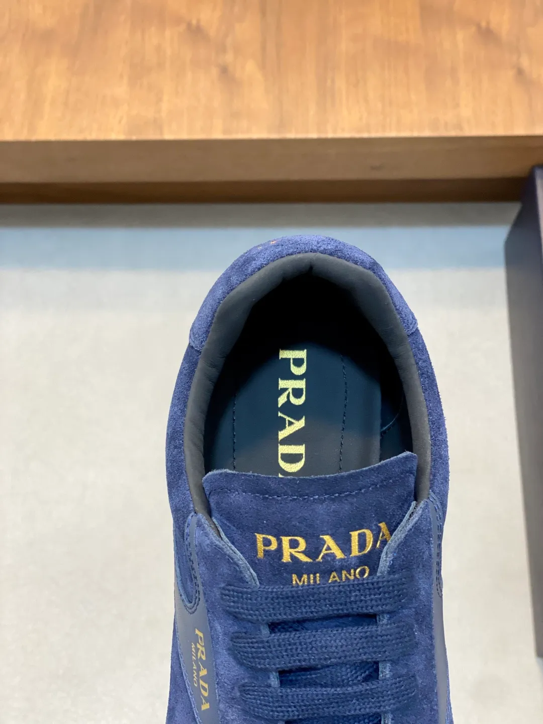 Men's shoes 💰740 Prada/Prada's new men's spliced ​​casual sports shoes. These sports shoes use exquisite stitching technology to outline a unique geometric texture, and contemporary lines and details reinterpret the classic sports style. The upper is made of ultra-official material, and the lining is full cowhide. It is lightweight, breathable, practical and versatile. The tongue is decorated with the Prada Milano logo, and the logo print is embellished with the laces. It is paired with a 2.5cm two-color rubber sole to create a comfortable wearing experience. Comes with full set of original packaging dust bag! Size: 39-40-41-42-43-44 (38, 45 customized) standard leather shoe size